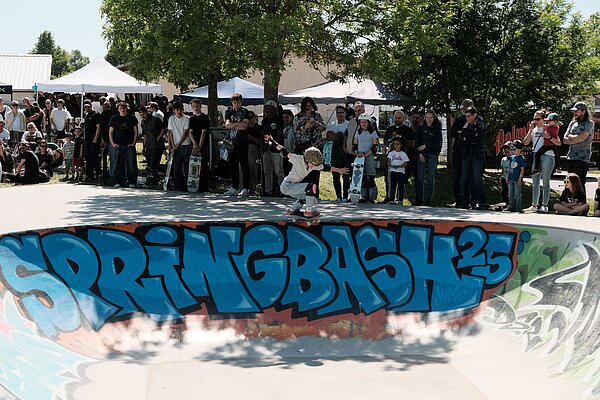 Skater im Skatepark Sinsheim fliegt durch die Luft