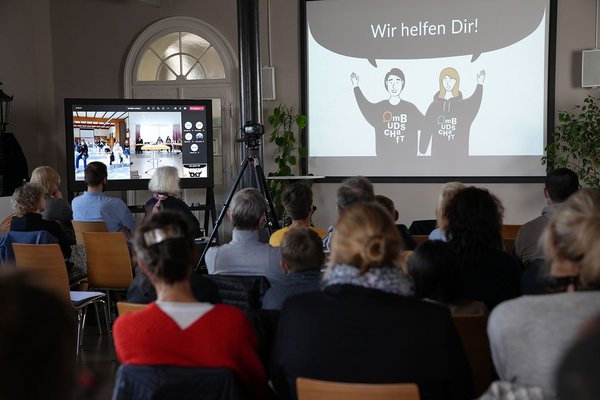 Landesombudsstelle stellt sich im Bahnhof Eppingen der DJHN vor