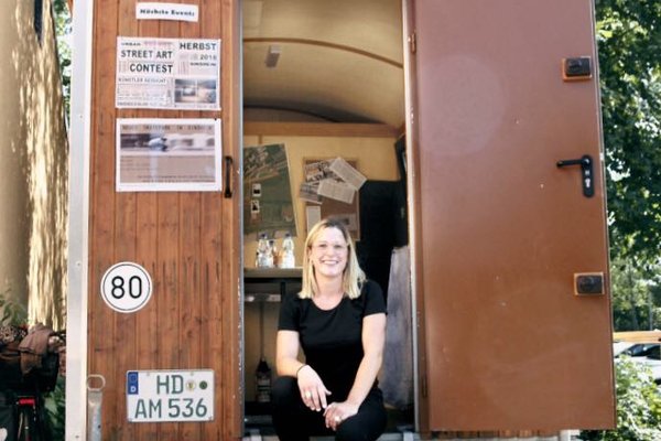 Der Bauwagen an der Elsenzhalle dient Laura Olbert als Kontakt- und Anlaufstelle der Mobilen Jugendarbeit JuMo. Foto:Friedemann Orths, RNZ Sinsheim