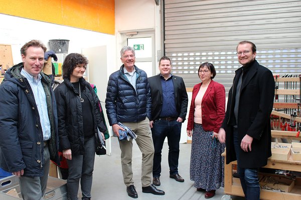 Beim Rundgang in der großen Werkstatt der Gustav-Werner-Schule. V.l.: Sebastian Winkelhaus, Barbara Ott, Hans-Joachim Gerber, Markus Schnizler, Kerstin Thiele und Christian Bahls.