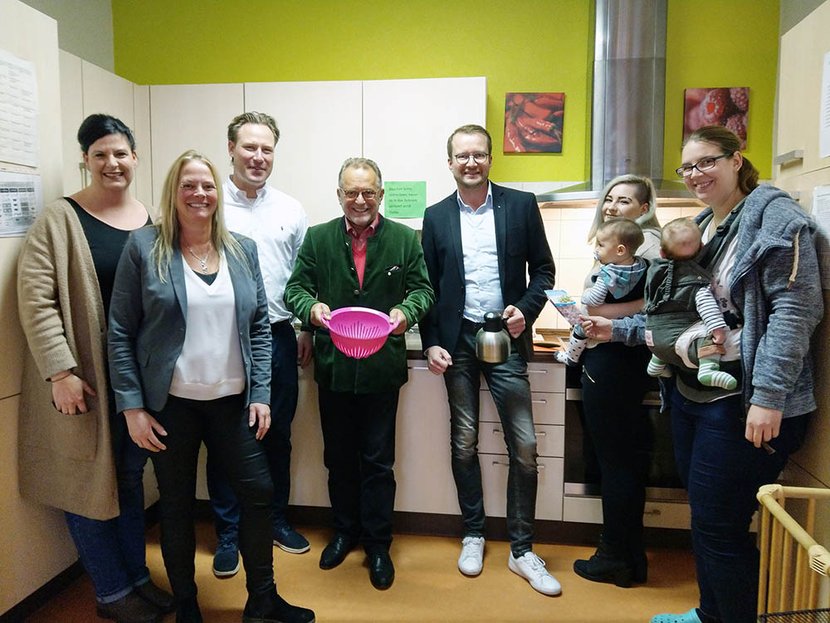 Die Kiwanis Club Heilbronn Delegation in der Küche der Wohngruppe (v.l.) Miriam Ellsässer, Ute Thumer, Sebastian Winkelhaus, Wolfgang Kordulla, Christian Bahls, zwei Bewohnerinnen der Wohngruppe samt Kleinkindern