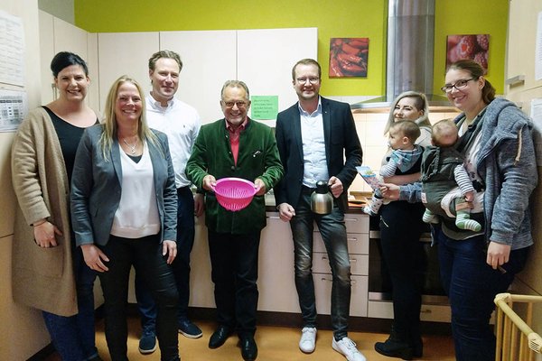 Die Kiwanis Club Heilbronn Delegation in der Küche der Wohngruppe (v.l.) Miriam Ellsässer, Ute Thumer, Sebastian Winkelhaus, Wolfgang Kordulla, Christian Bahls, zwei Bewohnerinnen der Wohngruppe samt Kleinkindern