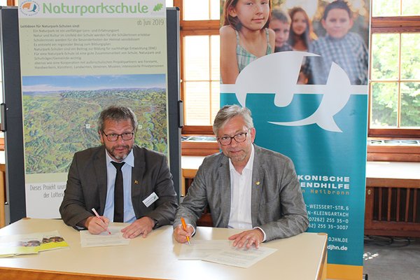 Andreas Felchle (link) und Friedrich Frey unterzeichnen im Willi-Häcker-Haus in Kleingartach den Vertrag. Andreas Felchle (link) und Friedrich Frey unterzeichnen im Willi-Häcker-Haus in Kleingartach den Vertrag.