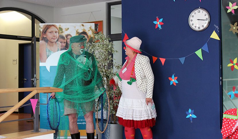 Die Clownpädagogin Christa Bürkle-Carius zusammen mit ihrem Jugenhilfe-Kollegen Ulrich Oberst
