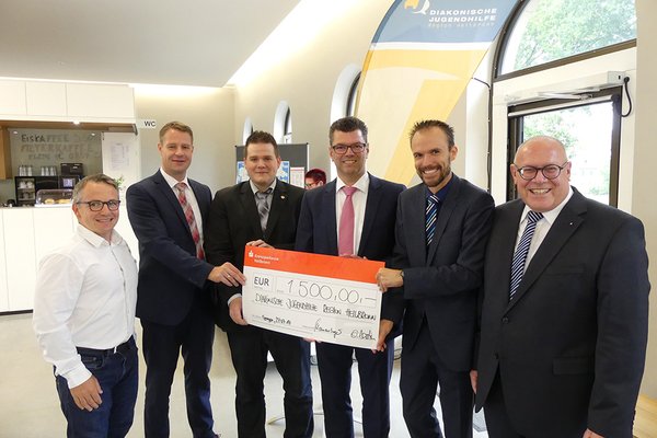 v.l. David Menner (Organisator Mini WM), Markus Pfründer (Abteilungsleiter Firmenkunden Filiale Eppingen), Markus Schnizler (Geschäftsführer der DJHN), Clemens Mauersberger (Abteilungsleiter Firmenkunden Filiale Brackenheim), Mathias Bastin (Geschäftsführer der Sparkassenstiftungen), Karl-Heinz Ullrich (Regionaldirektor Süd-West)