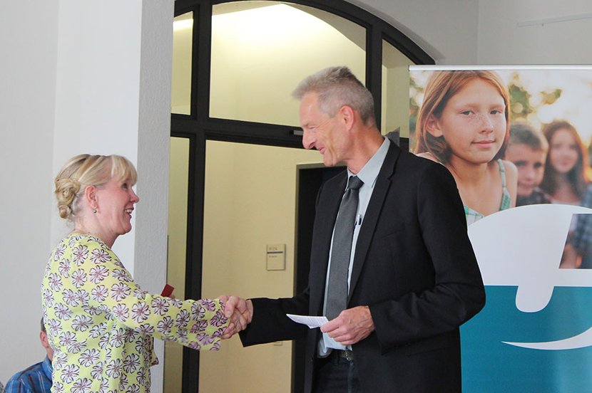 Markus Wenz (rechts) gratuliert Irene Enke zum neuen Amt
