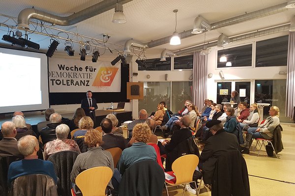 Bild (Stadt Sinsheim): Am Eröffnungsabend der Woche für Demokratie und Toleranz sprach Oberbürgermeister Jörg Albrecht ein Grußwort
