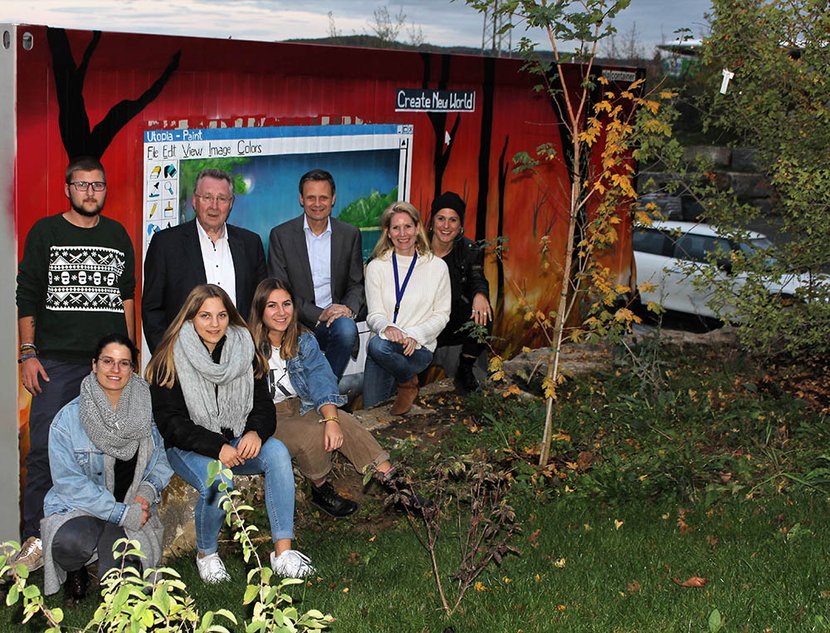 Vor dem neu gestalteten Container: hinten v.l.: Marcel Flühr (kreativlabor JuMo), Alfred Ehrhard (Vorstandsvorsitzender Klima Arena), Dr. Bernd Welz (Vorstand Klima Arena), Dr. Claudia Pfähler (Referentin Öffentlichkeitsarbeit Klima Arena), Laura Olbert (Projektleiterin JuMo Sinsheim) vorne v.l.: Jule Olbert (kreativlabor JuMo), Eliane Flaig (kreativlabor JuMo), Paula Dell’Anna (kreativlabor JuMo) auf dem Foto fehlen: Lia Aberle und Felix Falkner (beide kreativlbaor JuMo)