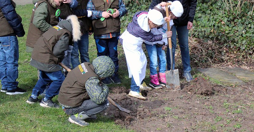 Naturparkschülerinnen und Naturparkschüler führen den ersten symbolischen Spatenstich zum neuen Projekt "Schulgarten" aus