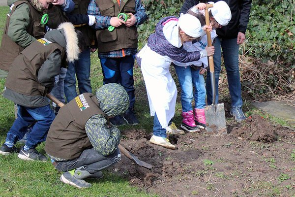 Naturparkschülerinnen und Naturparkschüler führen den ersten symbolischen Spatenstich zum neuen Projekt "Schulgarten" aus