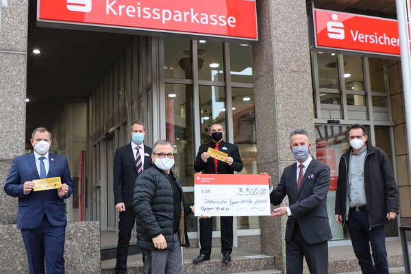 Spendenscheck wird überreicht