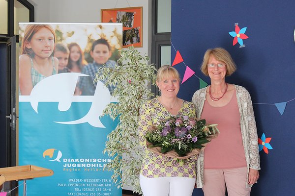 DJHN-Geschäftsführerin Monika Memmel (rechts) setzt Irene Enke als neue Sonderschulrektorin ein