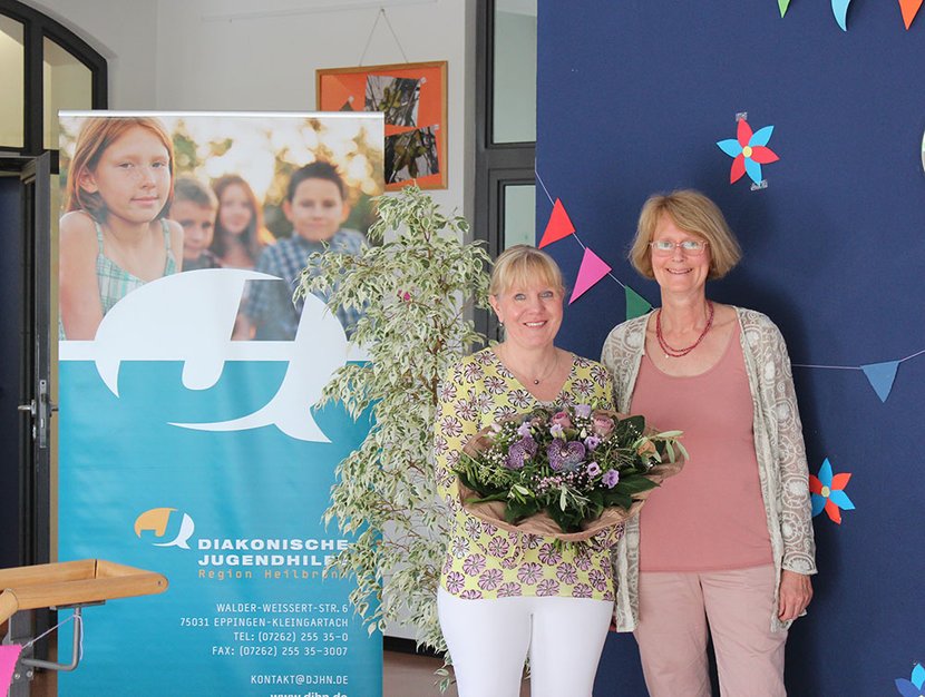 DJHN-Geschäftsführerin Monika Memmel (rechts) setzt Irene Enke als neue Sonderschulrektorin ein