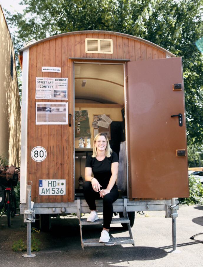 Der Bauwagen an der Elsenzhalle dient Laura Olbert als Kontakt- und Anlaufstelle der Mobilen Jugendarbeit JuMo. Foto:Friedemann Orths, RNZ Sinsheim